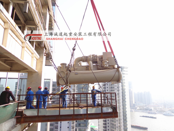 上海东方汇经中心大厦项目-冷水机组吊装工程